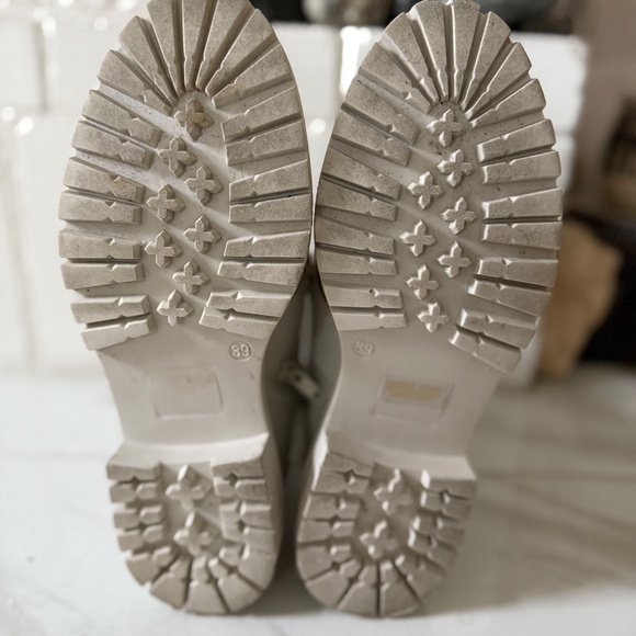 NAPOLEONI Beige Milk Leather Lug Sole Boot Chain Detail US 8/EU 39 - Picture 5 of 6